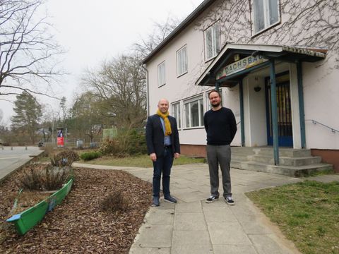 Jugendstadtrat Alexander Ewers (SPD) (li.) gemeinsam mit Bastian Weber Leiter des Dachsbaus (Bild: BA Reinickendorf)