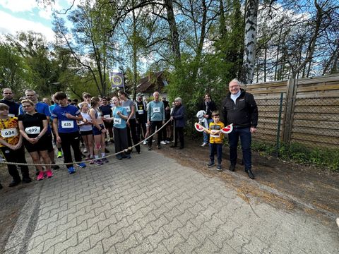 Starthilfe gab dieser junge Mann dem Reinickendorfer Sportstadtrat Harald Muschner (Bild: BA Rdf)