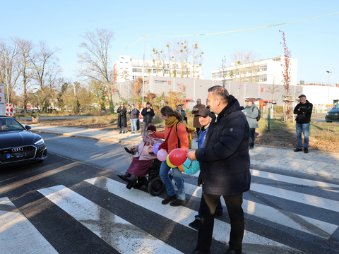 Ganz links Eileen Moritz und rechts im Vordergrund Urban Aykal, gemeinsam mit weiteren Teilnehmenden der Einweihung (Bild: Bezirksamt Steglitz-Zehlendorf)