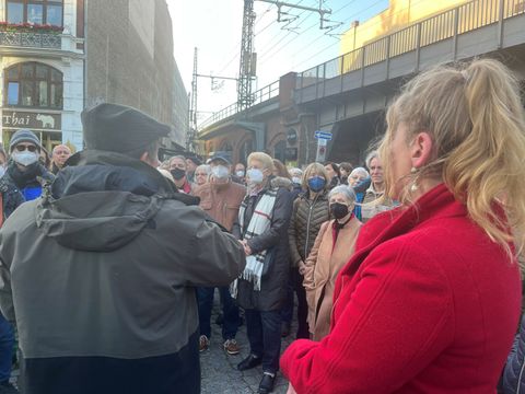 Ronald Golz vor der Synagoge an der Fasanenstraße.