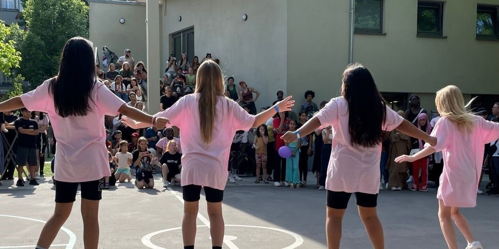 Mädchentanzgruppe während der Sommer Block Party 23 im Beats42