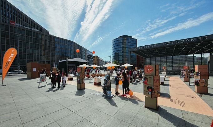 In Erinnerung an die Nothilfe vor 70 Jahren: CARE-Pakete auf dem Potsdamer Platz