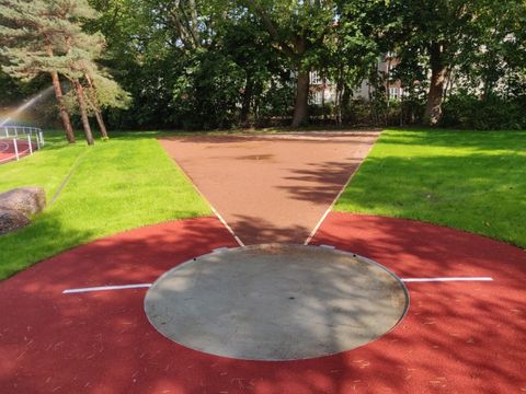 Neue Kugelstoßanlage auf der Sportanlage in der Hatzfeldallee (Bild: Bezirksamt Reinickendorf)