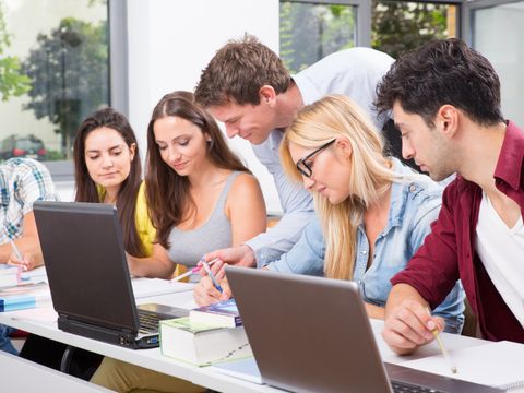 schüler mit lehrer in der uni