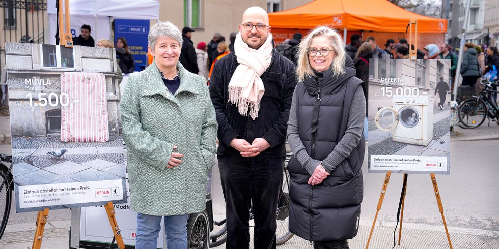 Start der Kampagne für Stadtsauberkeit am 21.03.2026 mit der BSR-Vorstandsvorsitzenden Stephanie Otto, Bezirksstadtrat Christopher Schriner und Senatorin Ute Bonde (v.l.n.r.)