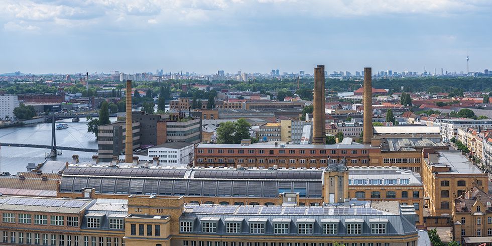 Blick über Dächer Berlins, Industriegebäude mit Solaranlagen