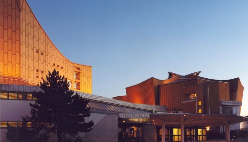 Die Philharmonie (links im Bild) und rechts daneben der Kammermusiksaal (Bild: Berliner Philharmoniker, Schirmer)