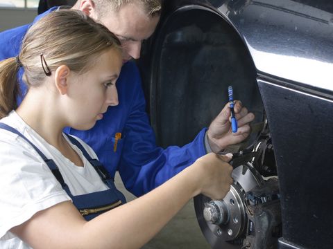 Auszubildende in der Autowerkstatt