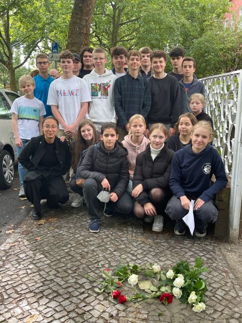Klasse 9b des Werner-von-Siemens Gymnasiums bei der Stolpersteinverlegung