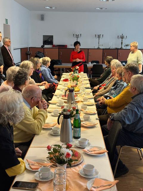Bezirksbürgermeisterin Demirbüken-Wegner eröffnet den fünften Stammtisch gegen Einsamkeit in Reinickendorf (Bild: BA Rdf)