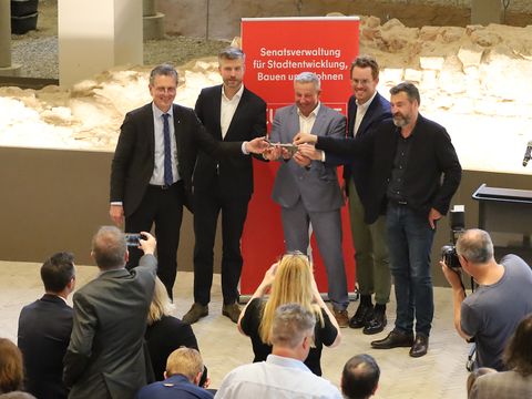 Feierliche Schlüsselübergabe im Untergeschoss des PETRI Berlin (Bild: Christof Hannemann)