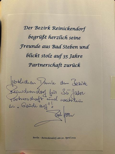 Eintrag des Bad Stebener Bürgermeisters ins Goldene Buch des Bezirks Reinickendorf (Bild: BA Reinickendorf)