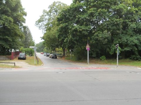 Buschower Weg wird zwischen Heerstraße und der Landesgrenze mit einer Asphaltkonstruktion hergestellt