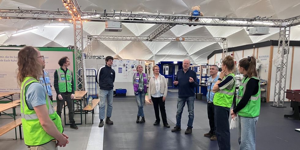 Stadträtin Regine Sommer-Wetter beim Besuch der Notübernachtung am Containerbahnhof