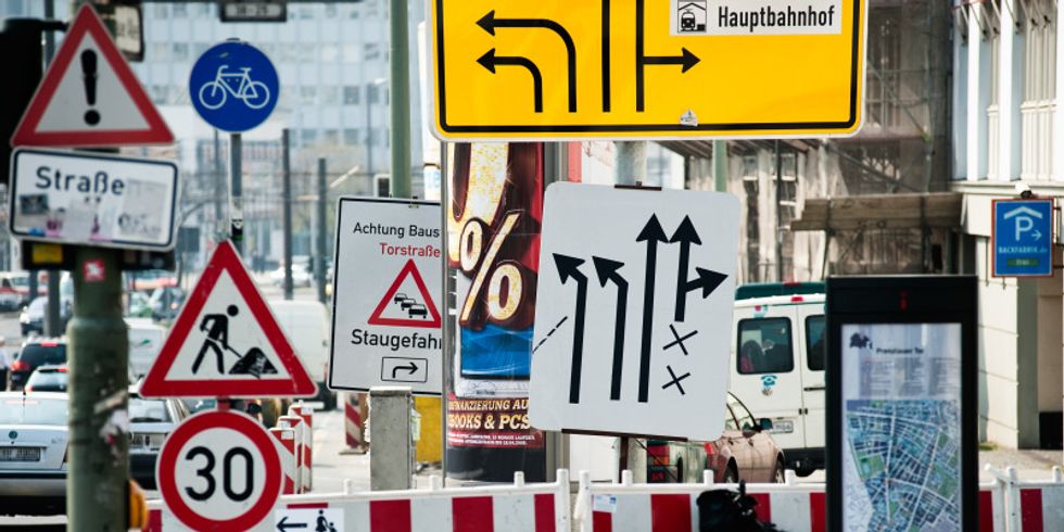Ansammlung von Verkehrsschilder zur Baustelleneinrichtung