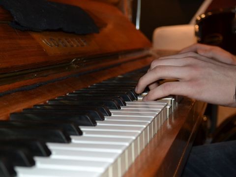 Hände am Klavier