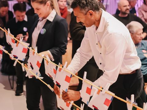 Vernetzung in Aktion: Die aufgehängten Karten machen Vernetzungspotenziale sichtbar. (Bild: Frank R. Schröder)