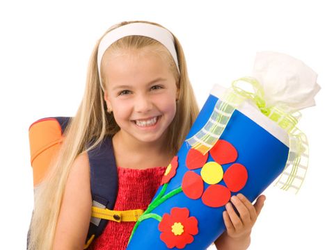 Mädchen mit Einschulungstüte