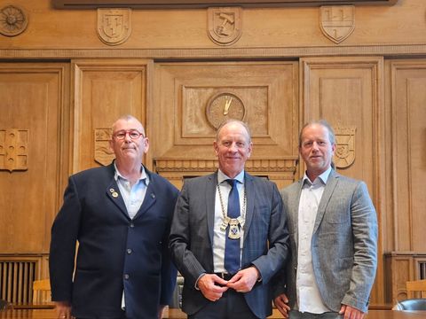 Oberbürgermeister Bernd Tischler, Vorsitzender des Städtepartnerschaftsvereins Mitte Ulrich Davids und Sajid Kramme, Beauftragter für Partnerschaften