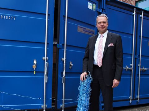 BzStR Maack präsentiert den neuen E-Zaun (Bild: BA Reinickendorf)