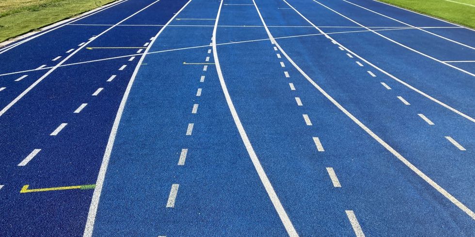 blaue Tartanbahn (Kunststoffbahn)