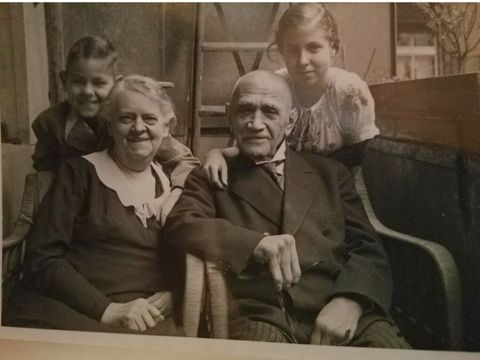 Fanny und Moritz Putter mit den Enkelkindern Klaus und Eleonore, den Kindern von Erich und Elsa Putter;