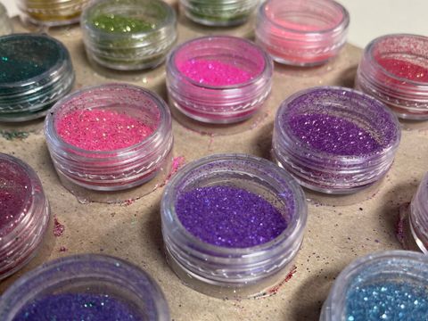 Dosen mit Glitzer in verschiedenen Farben