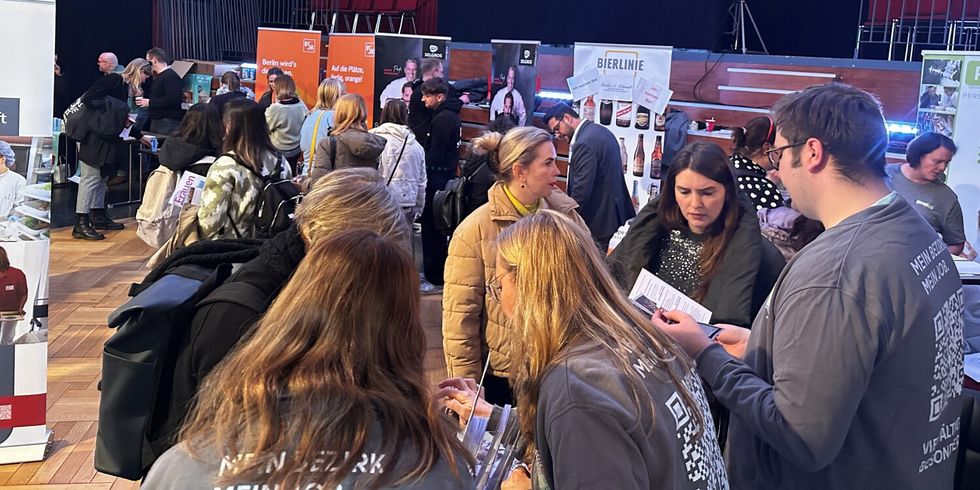 Bei der Messe kommen Kund*innen und Arbeitgebende ins Gespräch.