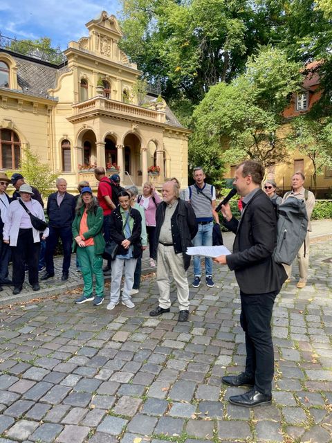 Herr Steinhoff vor der Paulus-Gemeinde