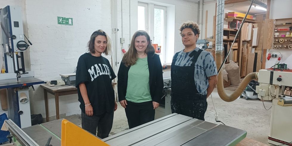 Mitarbeiter*innen der Schokowerkstatt mit Bezirksbürgermeisterin Clara Herrmann