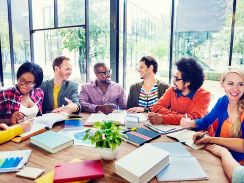 Multi-ethnischen Gruppe von Menschen, die arbeiten zusammen