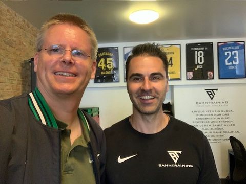 Von links nach rechts: Bezirksstadtrat Tobias Dollase und Philipp Bahn von Bahntraining