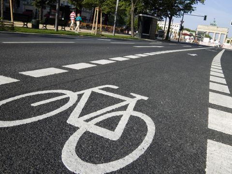 Fahrradstreifen, im Hintergrund Brandenburger Tor