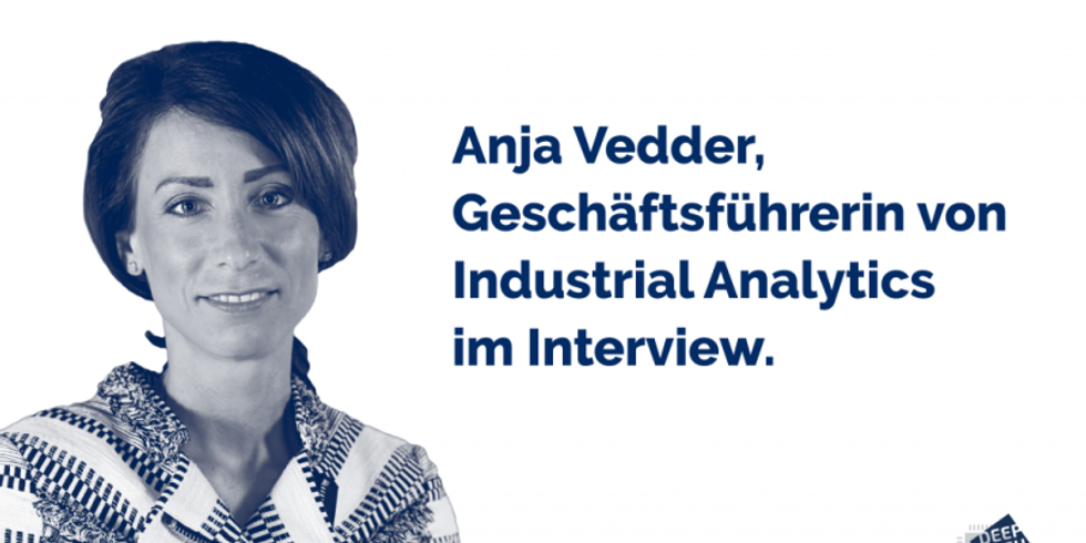 Frau lächelt in die Kamera