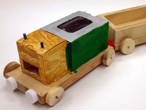 Bauwerkstatt: Selbstgebaute Eisenbahn aus Holz und Recyclingmaterial.
