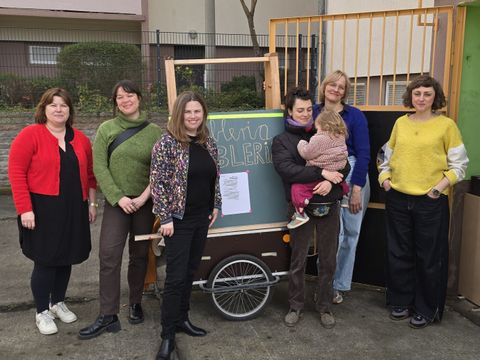 Bezirksamtskolleginnen Jana Braun und Lisa Braun, Clara Herrmann, Rahel Velia Jacob, Susanne Schröder und Maryna Markova im Eingang der Möbeleria