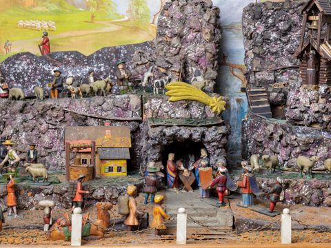 Schauspieler Langwiesner und Schriftsteller Kleeberg stellen Otfried Preußlers Roman vor, begleitet von Bildern böhmischer Weihnachtskrippen. (Bild: Johannes Schimpfhauser)