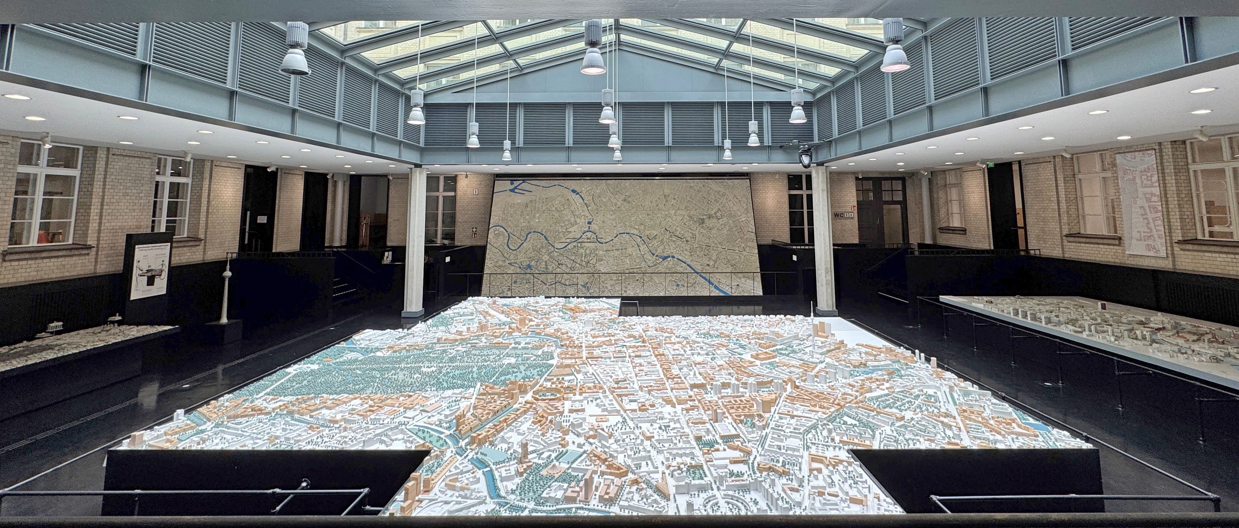 Stadtmodelle von Berlin im Lichthof Am Köllnischen Park 3