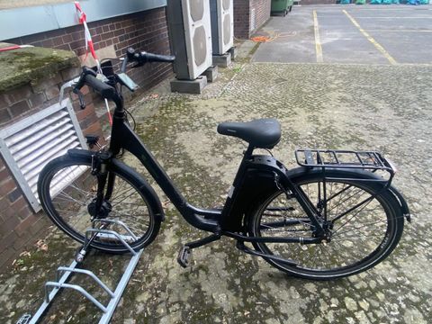 Schwarzes Damenfahrrad (E-Bike)