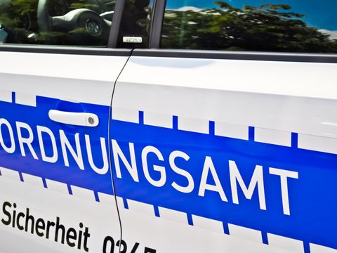 Autotür mit Aufschrift Ordnungsamt