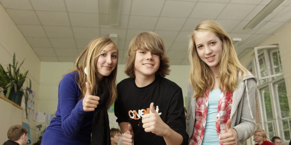 Drei Schüler mit Daumen hoch