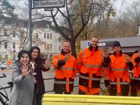 Eröffnung Falkenplatz Bezirksbügermeisterin Emine Demirbüken-Wegner, Einsamkeitsbeauftraggte Katharina Schulz, Mitarbeiter des Straßen- und Grünflächenamt