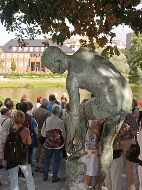 An der Skulptur "Sandalenlösender Knabe", Foto: Raimund Müller