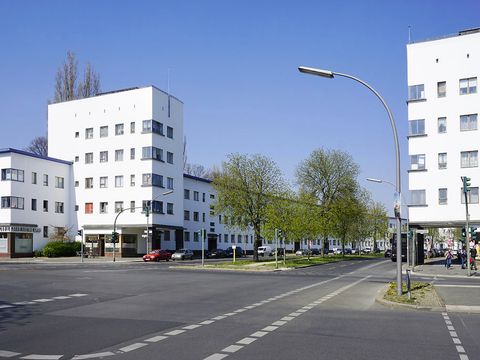 Weiße Stadt - Südliche Eingangssituation: Torbauten an der Aroser Allee (Bild: Ben Buschfeld)