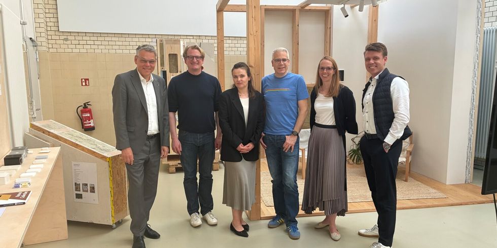 Von links nach rechts: 1. Jörn Oltmann, 2. Philipp Erler - Vorstand, Co-Ceo, Gropyus 3. Natalia Kontos - Berlin Partner 4. Michael Menz - Vorstand, CAO, Gropyus 5. Claudia Wille - Director Project Acquisiton, Gropyus 6. Maximilian Kirstein - Senior Manager Public Sector, Gropyus