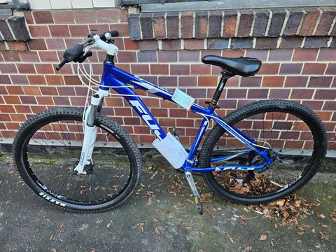 Blau-weißes Fahrrad