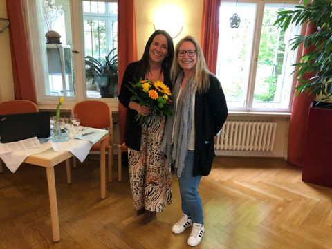 Sophia Wittmann (links, Argentinische Botschaft) und Freizeitstättenleiterin Stefanie Müller