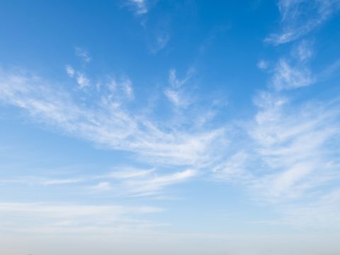 blauer Himmel mit zarten Wolken 