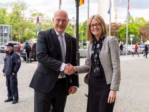 Enthüllung Baumplakette und Antrittsbesuch von Jill Gallard