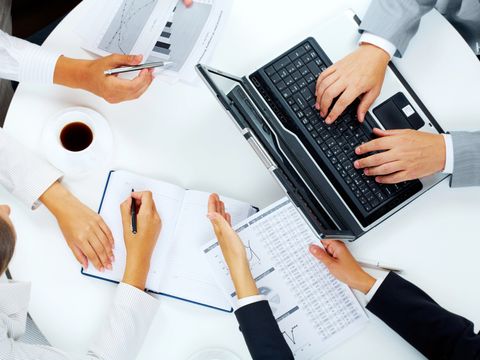 Oben Ansicht von mehreren Personen beim Geschäftsmeeting